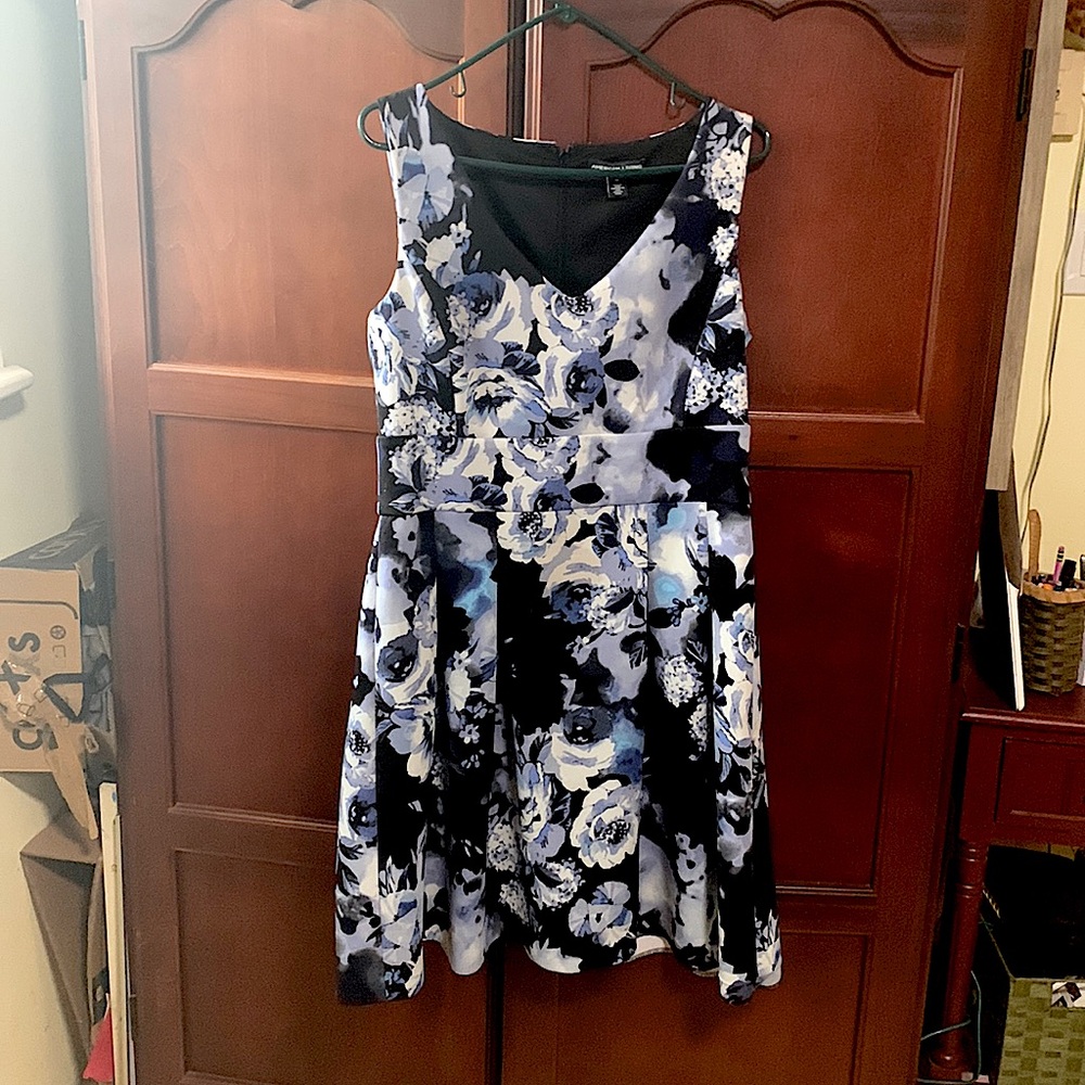 American Living flattering v-neck black, blue, gray floral dress Size 12